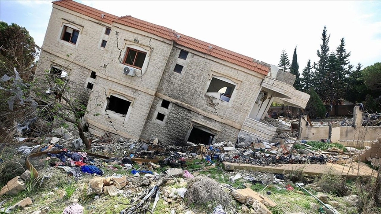 Lübnan'ın güneyindeki Kefer Şuba'ya büyük umutlarla dönen halk, evlerinin enkazıyla karşıl