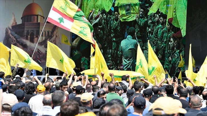 Lübnan'da İsrail'in öldürdüğü Hizbullah'ın saha komutanı için cenaze töreni düzenlend