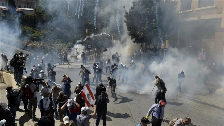 Lübnan'da mevduat hesabı dondurulan mudiler, lastik yakarak bankaları protesto etti