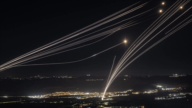 Lübnan'ın güneyinden İsrail'in kuzeyine onlarca roket fırlatıldı