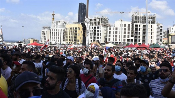 Lübnanlılar Beyrut Limanı'ndaki patlamadan sorumlu tuttukları yetkilileri protesto etti