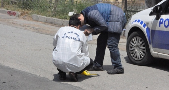 Lüks araçla gelip tamirhanede çalışan adamı bacağından vurdu