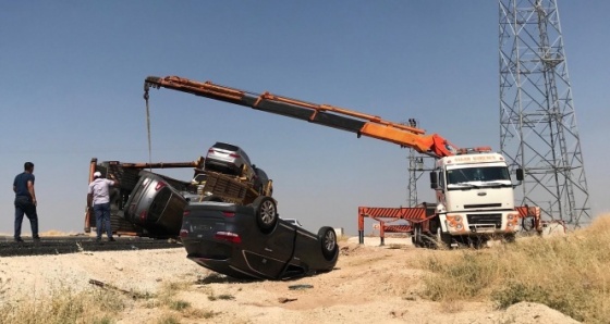 Lüks araçları taşıyan tır devrildi