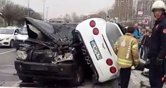 Lüks otomobilin metrelerce uçtuğu kaza kamerada