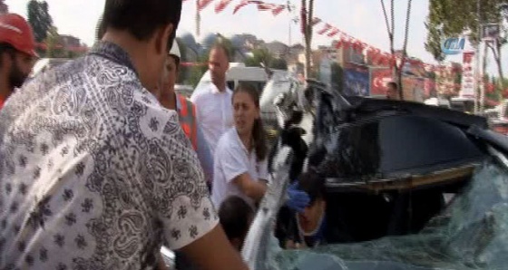 Lüks otomobille zikzak yapan gençler TIR’a çarptı: 4 yaralı