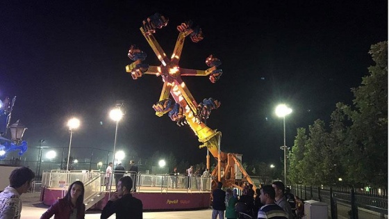 Lunaparkta eğlence aracında mahsur kaldılar