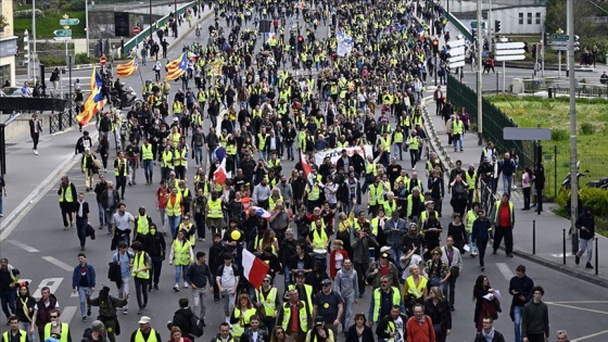 Macron sarı yeleklilerin taleplerine yanıt verdi