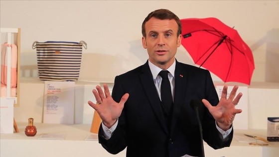 Macron&#039;un bulunduğu tiyatro salonuna girmeye çalışan eylemcilerden protesto