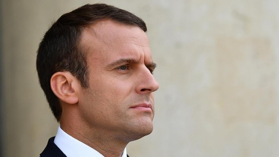 Macron'un popülaritesi ilk kez yükseldi