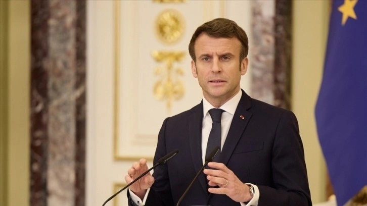 Macron'un ilk seçim mitinginde 'soruların seçmene önceden dağıtılması' alay konusu ol