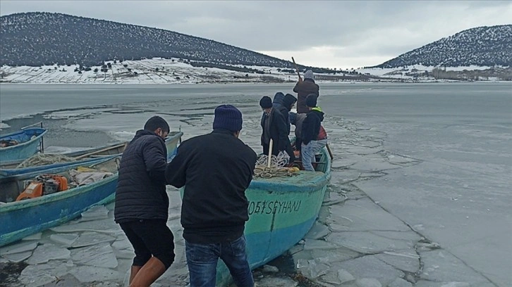 Mada Adası sakinleri buz tutan gölü geçerek ihtiyaçlarını karşılıyor