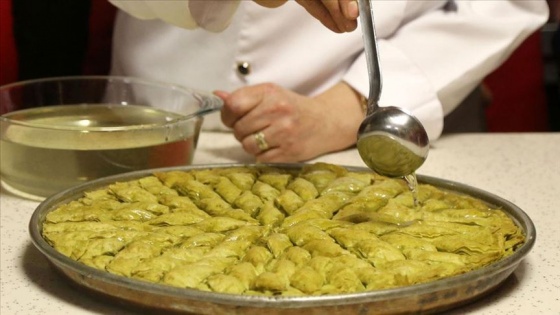 Madımak lokumu ve baklavası damak çatlatıyor