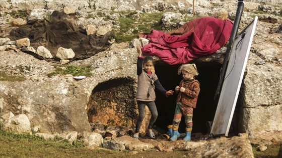 Mağaraya sığınan İdlibli aile sırtlanlara karşı nöbet tutuyor