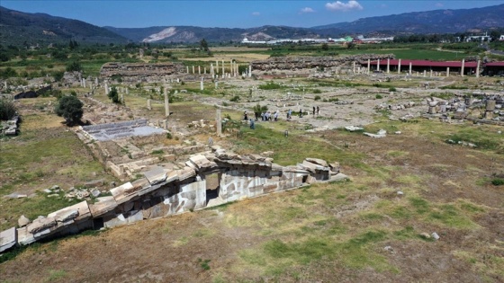 Magnesia Antik Kenti'ndeki kazılarda hedef toprak altındaki Zeus tapınağı