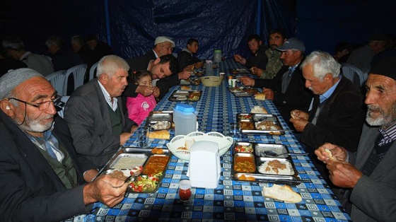 Mahalle sakinleri 10 yıldır aynı iftar sofrasında buluşuyor