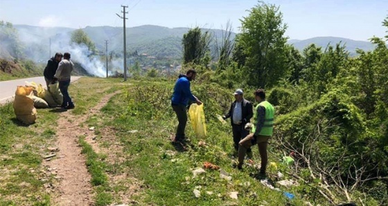 Mahalle sakinleri çevreyi temizledi