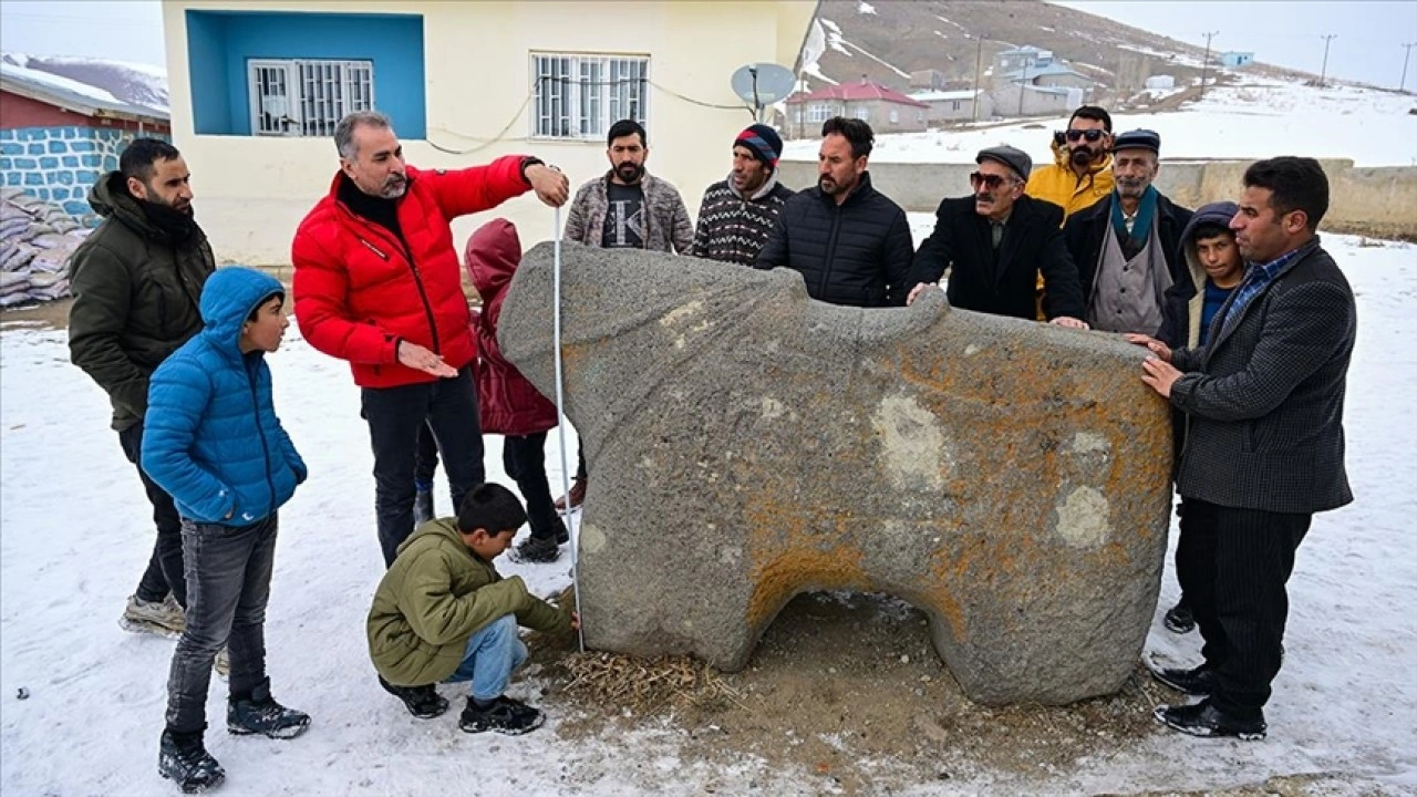 Mahallenin simgesi haline gelen 7 tonluk at heykeline gözleri gibi bakıyorlar