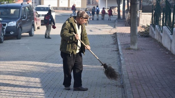 Mahallenin yardımsever Kazım amcası okul yolunun gönüllü temizlikçisi