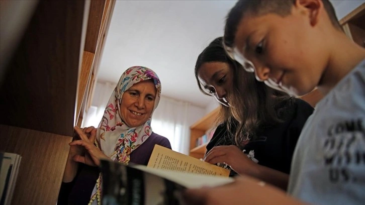 Mahallesine kurduğu kütüphaneyle çocuklara kitap okumayı aşılıyor