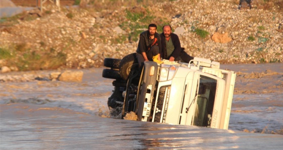 Mahsur kalan 2 Suriyeli vinçle kurtarıldılar