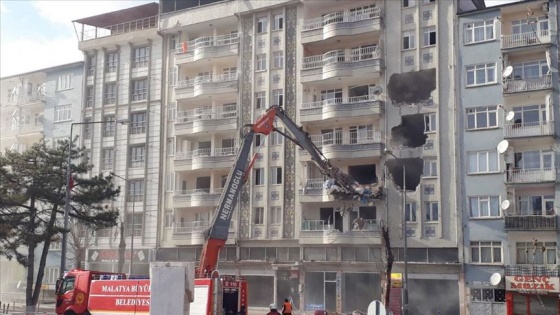 Malatya'da ağır hasarlı bina kontrollü yıkılıyor