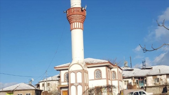 Malatya'da ağır hasarlı caminin minaresi yıkıldı