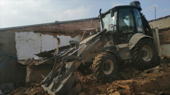 Malatya'da ağır hasarlı evler kontrollü şekilde yıkılıyor