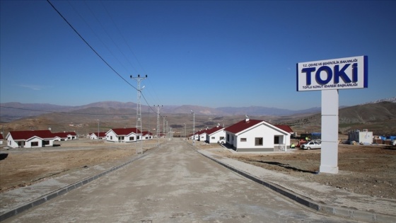 Malatya'da depremzedeler için inşa edilen köy tipi konutlar yükseliyor