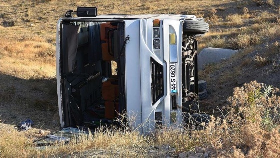 Malatya'da işçi servisi devrildi:14 yaralı