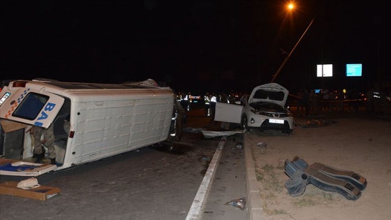 Malatya'da minibüsle otomobil çarpıştı: 2 ölü, 16 yaralı