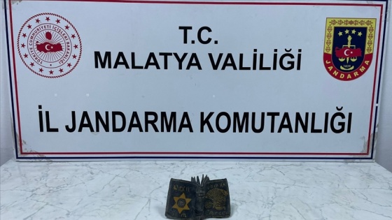 Malatya'da Roma dönemine ait olduğu değerlendirilen altın yaldızlı kitap ele geçirildi