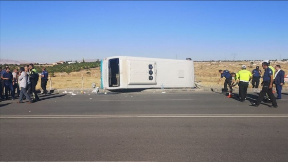 Malatya'da yolcu midibüsü devrildi: 26 yaralı