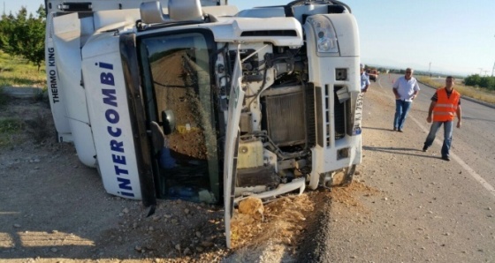 Malatya-Sivas Karayolunda TIR devrildi: 1 ağır yaralı