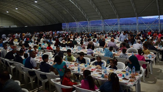 Malatya Valisi Toprak, Suriyelilerle iftarda buluştu