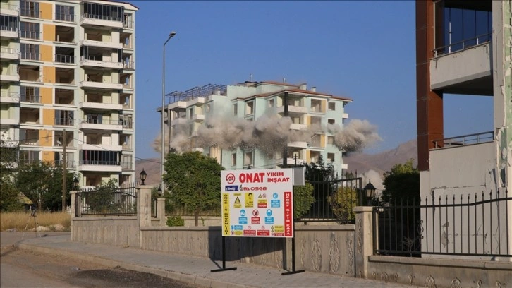 Malatya'da ağır hasarlı bina patlayıcı yardımıyla yıkıldı