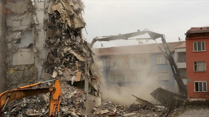 Malatya'da bina yıkım ve enkaz kaldırma çalışmaları sürüyor