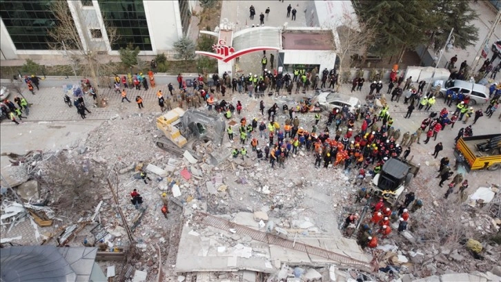 Malatya'da depremde yıkılan binanın enkazından bir kişi sağ kurtarıldı