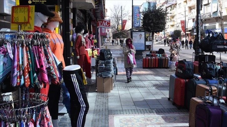 Malatya'da esnaf normalleşmek için kepenk açmaya başladı