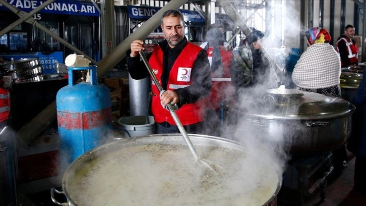 Malatya'da günlük 30 bin depremzedeye sıcak yemek ikram ediliyor