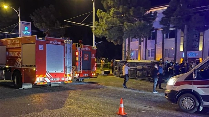 Malatya'da işçi servisiyle otomobil çarpıştı, 1 ölü, 14 yaralı