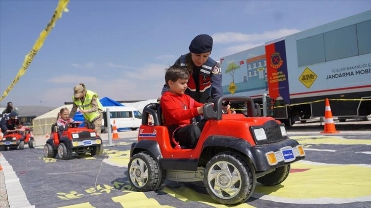 Malatya'da jandarmadan depremzede çocuklara hem moral hem eğitim