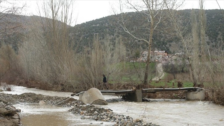 Malatya'da selde hasar gören köprü ile yol yenileniyor