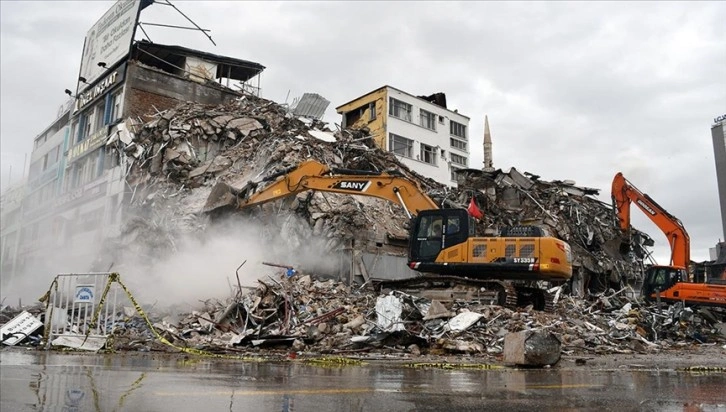 Malatya'da yıkım ve enkaz kaldırma çalışmaları devam ediyor