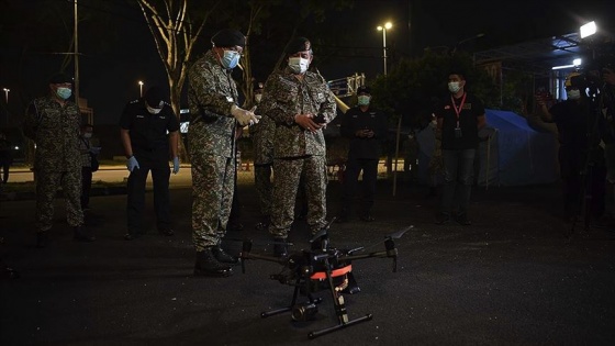 Koronavirüs; Malezya'da polis kısmi sokağa çıkma yasağını İHA'larla gözetliyor