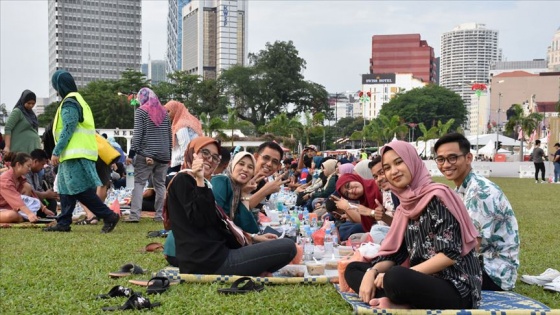 Malezya'da Ramazan'ın ruhu toplu iftar etkinlikleriyle yaşanıyor