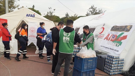 Malezyalı kuruluş Muslim Care, İzmir'deki depremzedelere yardım gönderdi