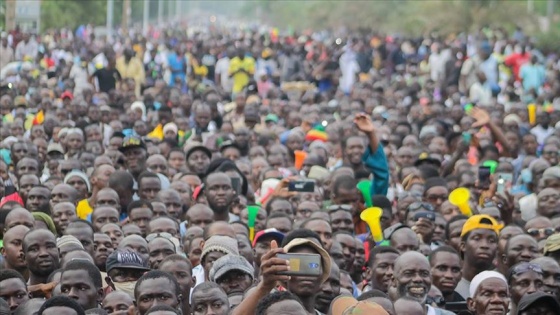 Mali'de binlerce kişi muhalefetin çağrısıyla meydanları doldurdu