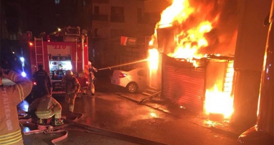 Maltepe’de alevlere teslim olan depo kullanılamaz hale geldi