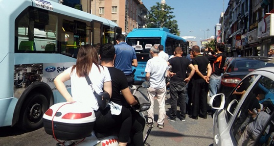 Maltepe’de bir minibüs, yolcu dolu minibüse çarptı: 5 yaralı