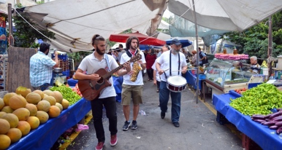 Maltepe'de müzisyenler pazarda konser verdi